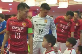 广州5万球迷齐唱国歌！恒大开场1:0，香港球员红牌+点球！图片