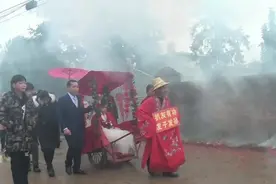 江西一40岁小伙结婚，虽然是农村人，但是用最牛的婚车迎新娘视频封面