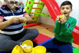 机灵的小正太和爸爸玩彩色的大奇趣蛋拆惊喜玩具视频封面