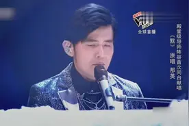 周杰伦翻唱那英的《默》！聚光灯下弹奏冷气钢琴！帅气逼人！