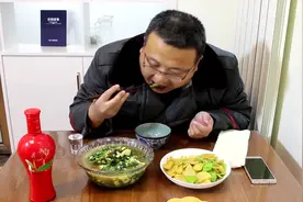 普通打工青年的晚饭，一碗炖菜，一盘炒土豆片，喝三两白酒吃的香