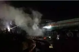 205国道滨州段，一辆大货车与油罐车相撞，司机身亡！图片