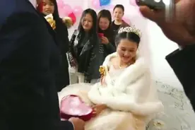 广西桂林姑娘出嫁，要出门了，为什么给新郎红包，不是给新娘吗