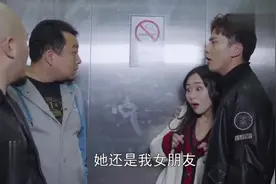 男子牵自己老婆的手，结果被小伙说是无耻之徒，下一幕可就冤枉了