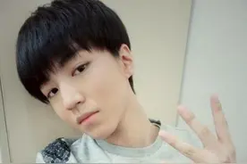 王俊凯晒帅气侧颜庆微博开通四周年 2016猴年春晚彩排图曝光小粉丝跟随图片