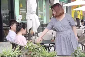 惊！光天化日之下女生被从男友身边强行拖走……视频封面