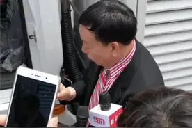 新京报记者走访南阳青年汽车生产车间，董事长庞青年称：一升水可以跑一公里，冰、雪都可以用。@新京报视频封面