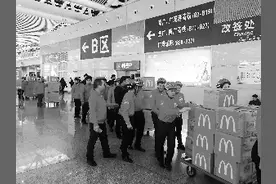 摩托大军高铁返乡麦当劳赠爱心早餐图片