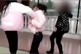 初中女孩因“长得好看”遭同学骑坐踢踹40次图片