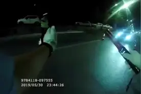 菏泽一奥迪司机酒驾疯狂闯卡 交警“放大招”动用破胎器视频封面