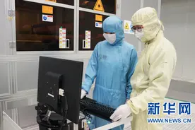 走进京东方重庆工厂：技术工人加班忙图片