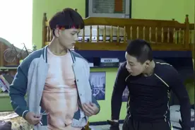为了微信步数占领封面，各出奇招，同学发明机器不运动轻松第一？视频封面