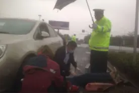微信朋友圈流传称赞海口温情一幕 交警雨中为事故伤者撑伞半小时图片