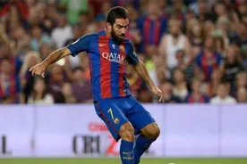 踢球的打上拳了，巴萨大将赤膊练拳15秒内连续出拳50次视频封面