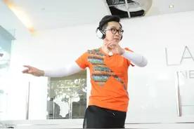 大鹏布拉格街头弹唱 坚持音乐梦想令人感动图片