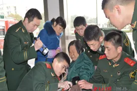 六旬老人手镯卡手积瘀红肿 消防官兵3分钟取出图片