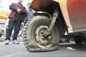 三轮车主怕扣车扎破车胎剪断电瓶线 见拖车傻眼图片