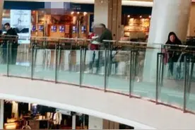 南京媒体探访商场：有人把孩子放栏杆上喂东西，有人拴防丢绳图片