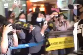 张继科马龙谁是“地表最强”，国乒队内赛迷妹挤瘫机场电梯图片