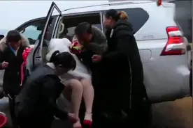 农村新娘有点胖，下车时新郎抱不动，请个小伙帮忙一起，好尴尬啊视频封面