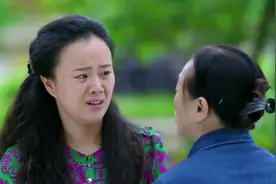 女子看到老公给别的美女过生日，女子很生气，妈妈却让她当不知道视频封面