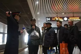 站台候车的正确解锁姿势：原来火车应该这样坐！图片