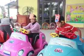 孩子们到游乐场里玩碰碰车开小火车做有趣的游戏视频封面