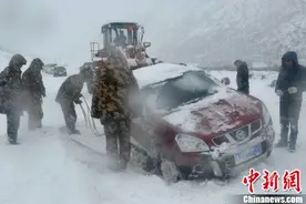 川藏线突降暴雪 多车被困获救图片