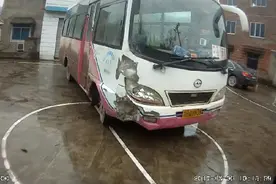小客车倒车观察不足 与大客车相撞两车受损图片
