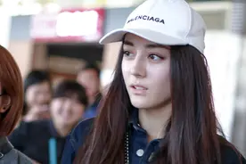 迪丽热巴低调现身 获粉丝赠粉嫩公仔渔网袜显小心机图片