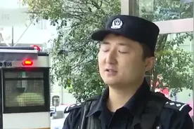 男子求婚拿出999朵玫瑰，引众人哄抢，城管：浪漫可有，功德不丢