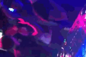 一晚消费12万多？王思聪夜场high跳摇头晃脑图片