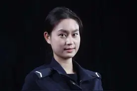 不当空姐做女警，90后女生说更喜欢警服的神圣庄严图片