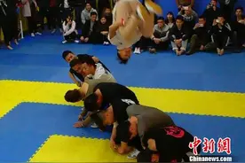 从民工、快递员到职业选手 跑酷运动改变了他们的人生图片