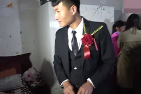 农村小伙开着奥迪接媳妇，拿着花激动说不出话，好幸福一对小俩口