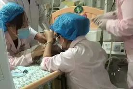 医护女神，身孕8个月的她竟然毫不犹豫的跪啦！图片