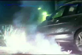 有钱一定买辆奔驰车，这防弹性能太好了，AK打上去也就是冒个火花视频封面