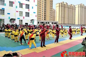 莱芜市金色摇篮幼儿园组织100余个家庭“植绿”图片