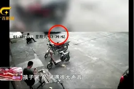 惊险一幕！一岁男童路边骑玩具车，结果连人带车卷入车底视频封面
