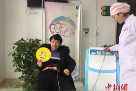准爸爸体验“分娩” 挑战十级疼痛最多抗15秒图片