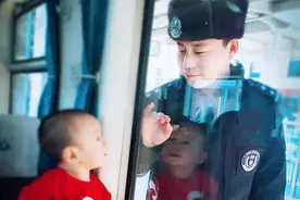 特警父亲与儿子火车站隔窗依依惜别图片