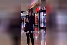 小伙商场搭讪撩妹，一个动作直接撩到小姐姐，套路太深了