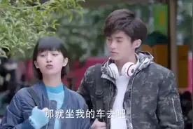 女孩想坐小伙旁边的位置，小伙：这是留给我女朋友的视频封面