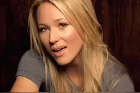 回忆杀！非主流神曲《Stand》听说很多人都喜欢放大音量听这首歌