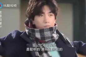 姐姐嫌弟弟长得丑，用帽子挡弟弟的脸，可长大后弟弟却变得很帅