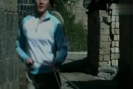 农村姑娘在路边随地大小便，村里人真是豪放，神还原了视频封面