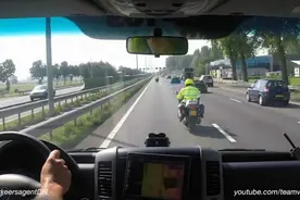 记录仪实拍：警察驾驶摩托车为救护车开道，保证车辆通畅！视频封面