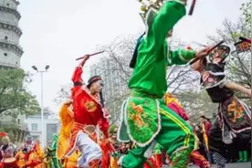 汕头某地双忠公出游，现场十几万人围观！堪称潮汕第一大游神队伍图片