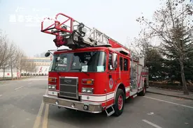 泰安消防添美国进口消防车 垂直供水高度可达300米图片