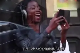 纽约街头惊现阿拉丁魔毯，路人纷纷掏出手机拍照，哈哈哈